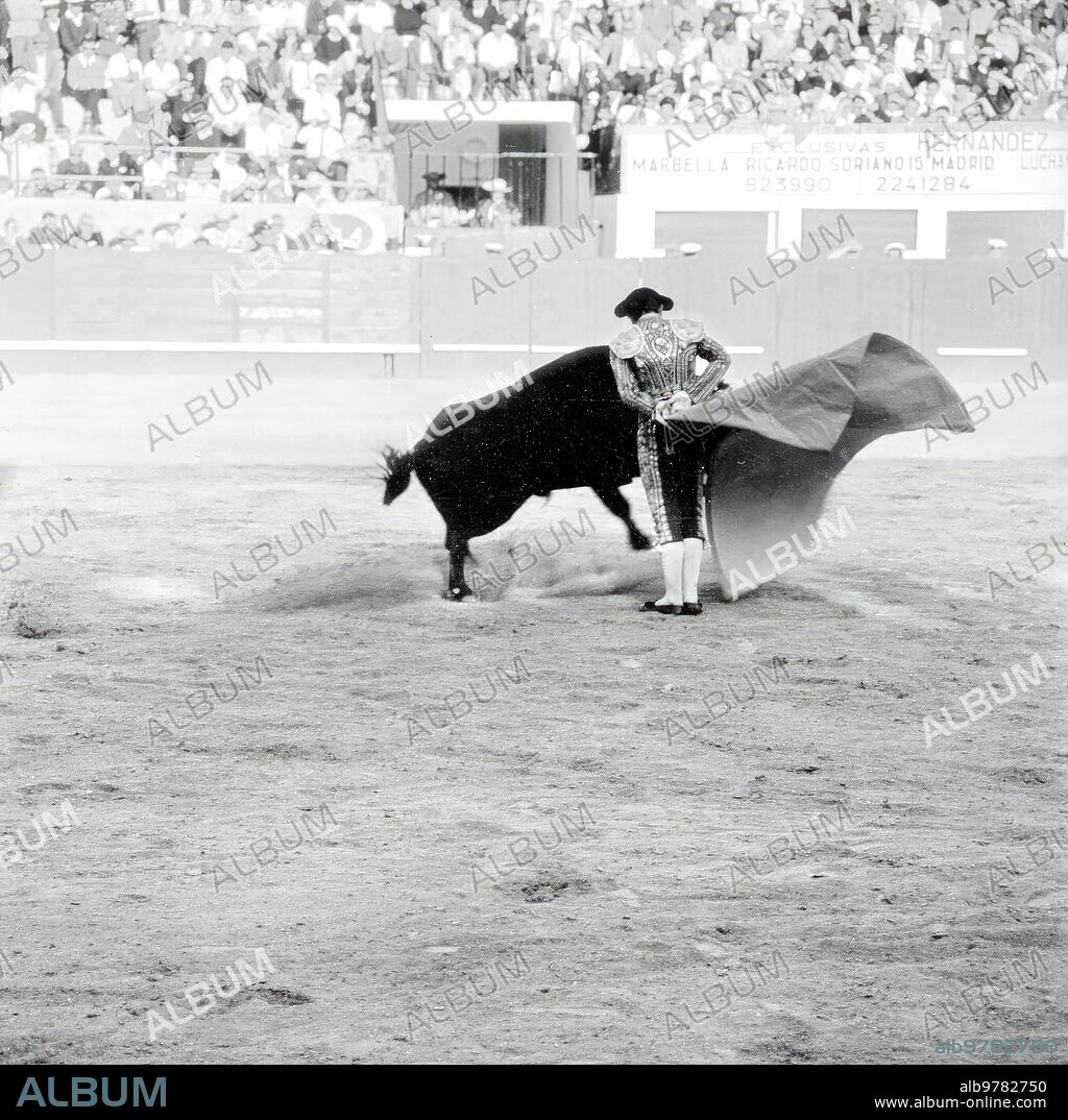 1965. Manuel Benítez el Cordobés. En la Plaza de Marbella.