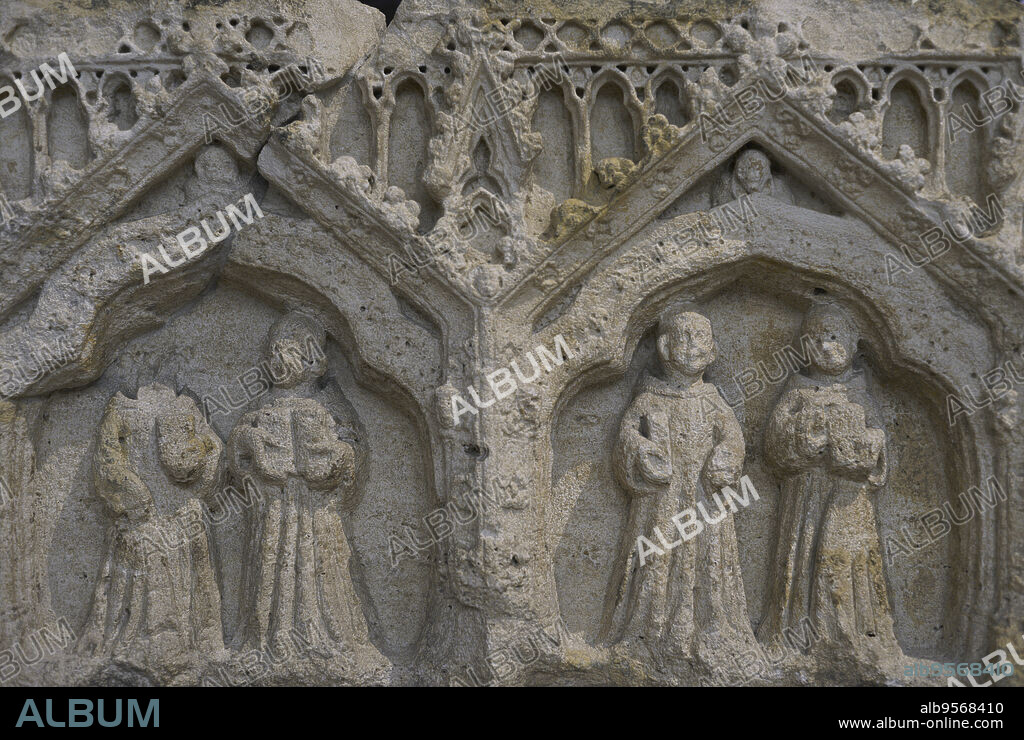 Arca sepulcral de la reina Constanza Manuel (?) (h. 1313-1345). Detalle de uno de los lados largos, decorados con frailes dominicos. Obra de un taller desconocido, hacia 1344-1345. Antiguo convento de Sao Domingos (Santarem). Museo Arqueológico do Carmo. Lisboa. Portugal.