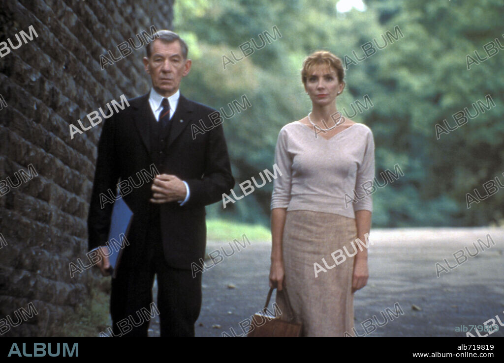 DAVID MACKENZIE y NATASHA RICHARDSON en ASYLUM, 2005, dirigida por DAVID MACKENZIE. Copyright PARAMOUNT CLASSICS / HOGAN, PAUL.