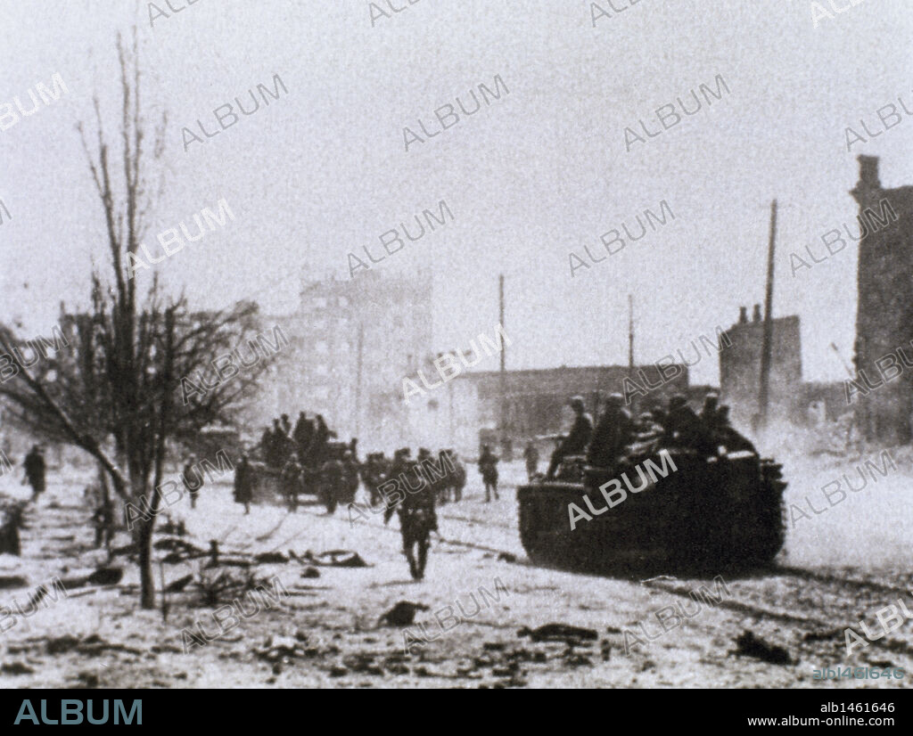 WORLD WAR II (1939-1945). Battle of Stalingrad. Fought between the German and Soviet army (August 1942 - February 1943). Artillery into the city of Stalingrad. USSR.