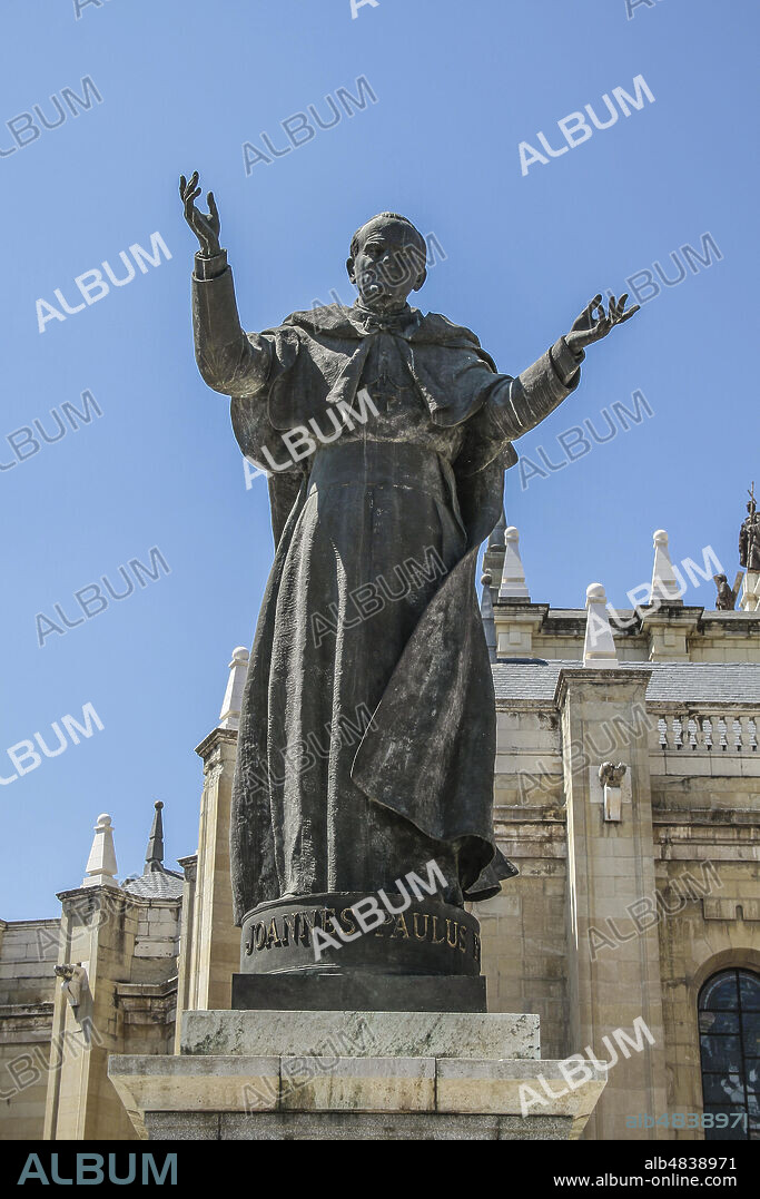 Madrid, Comunidad de Madrid, Spain, Europe.. Calle de Bailén, Catedral de Almudena (Almudena's Cathedral) 1879 · 1965, the statue of Pope John Paul II (Papa Johannes Paulus II) near the entrance.