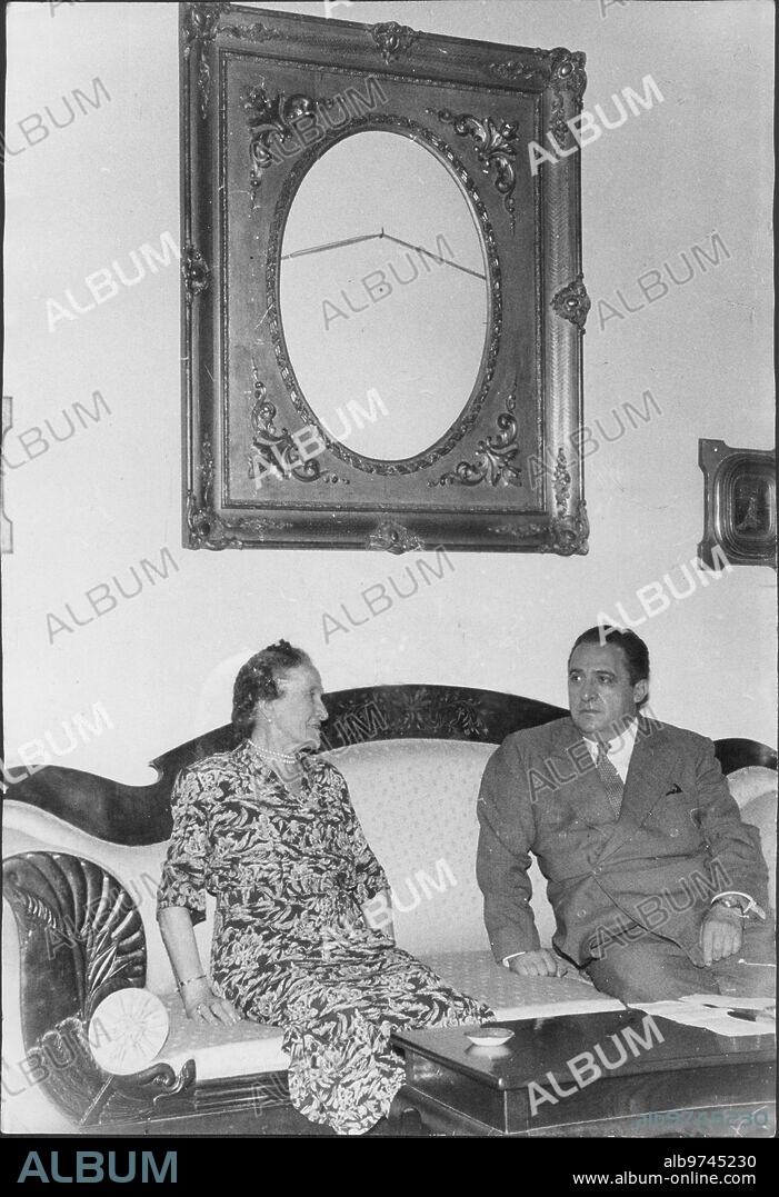 La marquesa de Armendáriz y su hijo Agustín, Sentados bajo la moldura Vacía que Enmarcó un retrato juvenil de la Marquesa, quemado en una tarde de Julio de 1938.