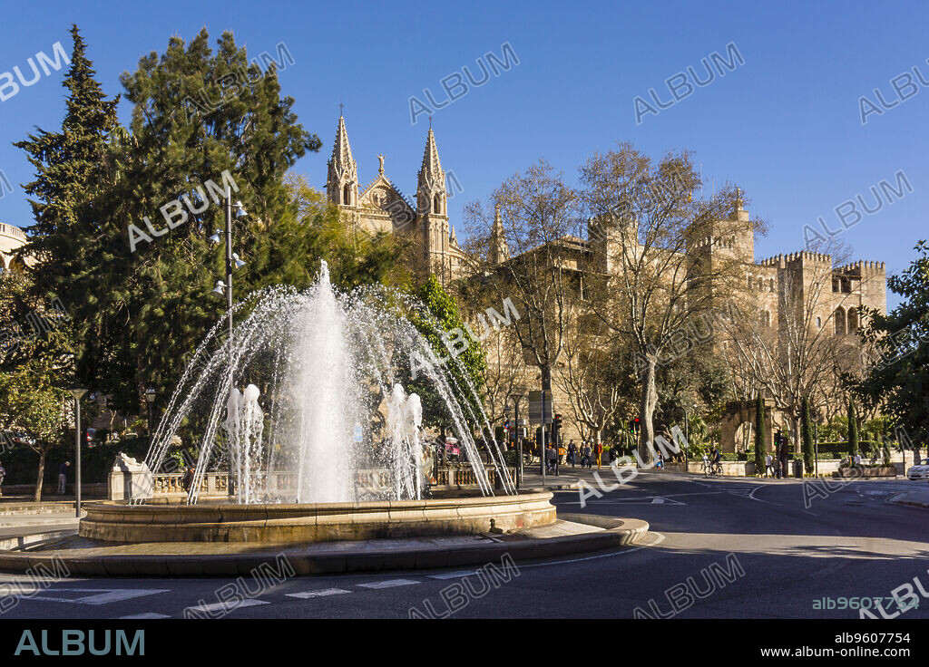 Plaza de la Reina y Palacio Real de La Almudaina, Palma, Mallorca, balearic islands, spain, europe.