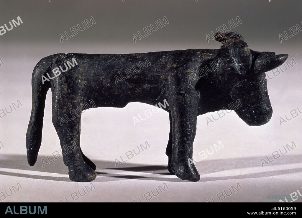 TORO IBERICO EN BRONCE.