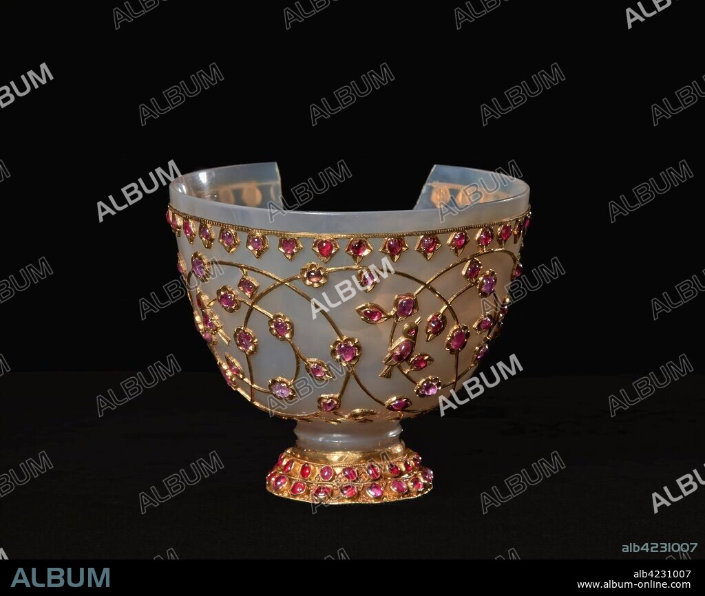 TALLER MOGOL y MUGHAL WORKSHOP. Taller Mogol / 'Taza de ágata con ramos de oro y rubíes'. 1580 - 1620. Ágata, Oro, Rubí.
