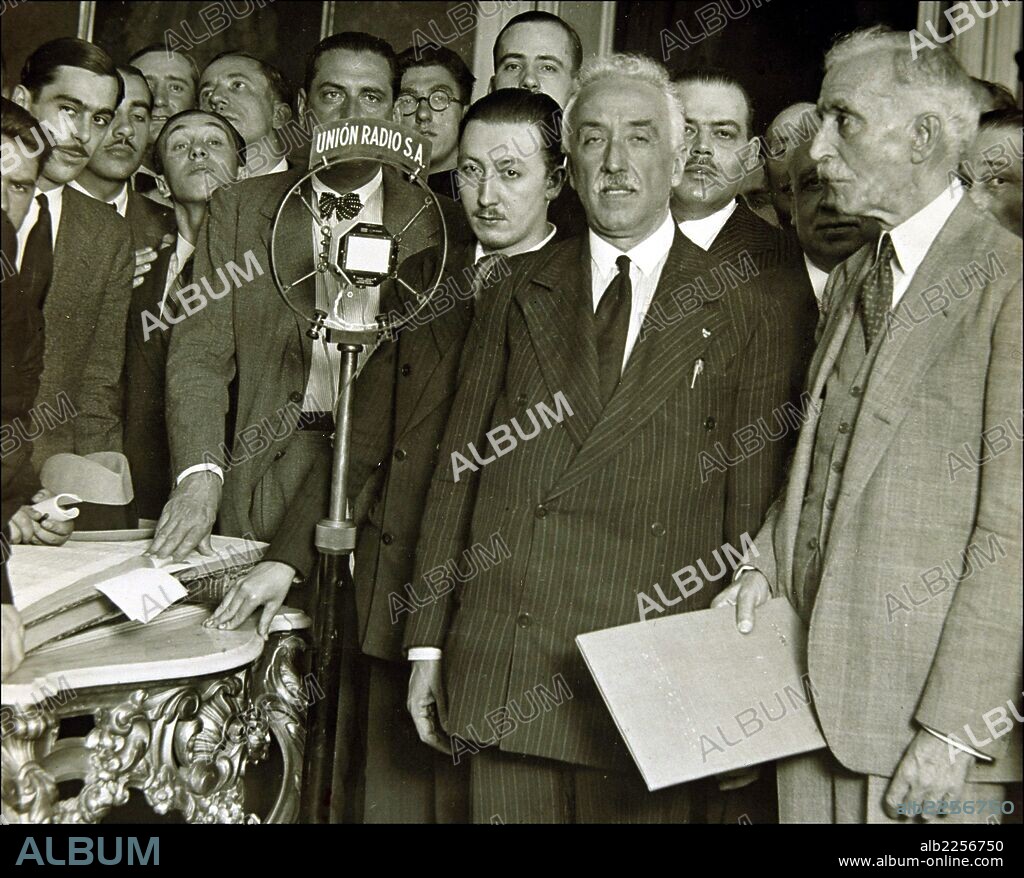MACIA , FRANCESC. POLITICO ESPAÑOL. 1859 - 1933. ENTREGA DEL ESTATUTO CATALAN A NICETO ALCALA ZAMORA. REPRODUCCION FOTO , AÑO 1937.