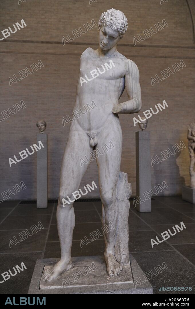 ARTE GRIEGO. GRECIA. ATLETA. Copia romana de un original griego posterior al 360 a. C. Joven derramando aceite en su mano izquierda. Glyptothek. Munich. Alemania. Europa.