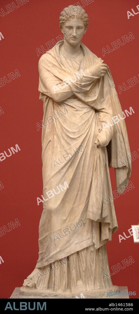 ARTE GRIEGO. GRECIA. ESTATUA FUNERARIA DE MUJER esculpida en mármol. Localizada en Delos. Copia realizada en el s. II a. C. del original datado en el año 300 a. C. Museo Arqueológico Nacional. Atenas. Grecia.