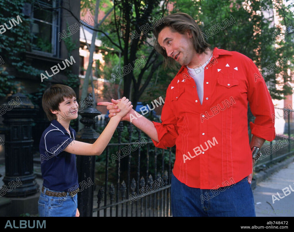 OWEN KLINE and WILLIAM BALDWIN in THE SQUID AND THE WHALE, 2005, directed by NOAH BAUMBACH. Copyright AMERICAN EMPIRICAL PICTURES / HAMILTON, JAMES.