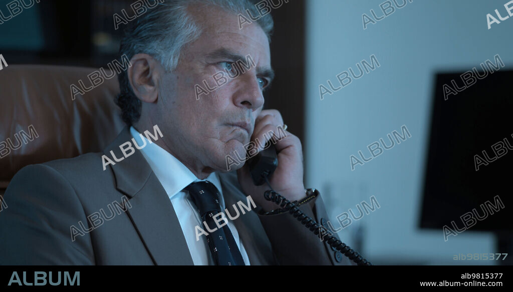 LUIS FERNANDO ALVES en DELFINES DE PLATA, 2023, dirigida por JAVIER ELORRIETA. Copyright Atlantia Media / TVE.