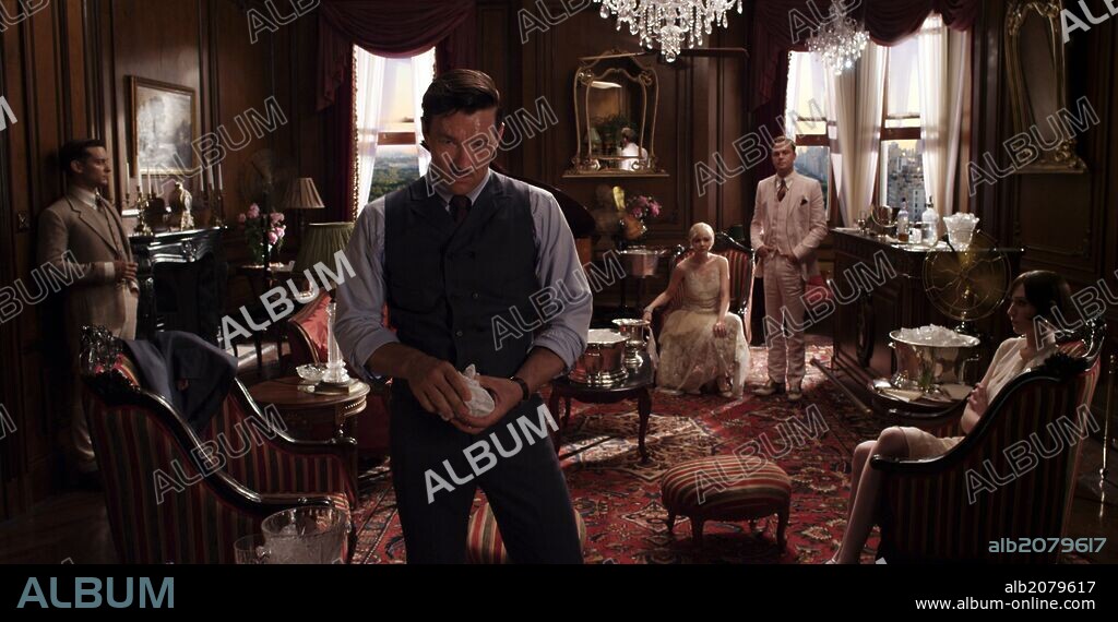 ELIZABETH DEBICKI, di caprio, JOEL EDGERTON, TOBEY MAGUIRE y CAREY MULLIGAN. CAREY MULLIGAN, ELIZABETH DEBICKI, JOEL EDGERTON, Leonardo DiCaprio y TOBEY MAGUIRE en EL GRAN GATSBY, 2012 (THE GREAT GATSBY), dirigida por BAZ LUHRMANN. Copyright BAZMARK FILMS.