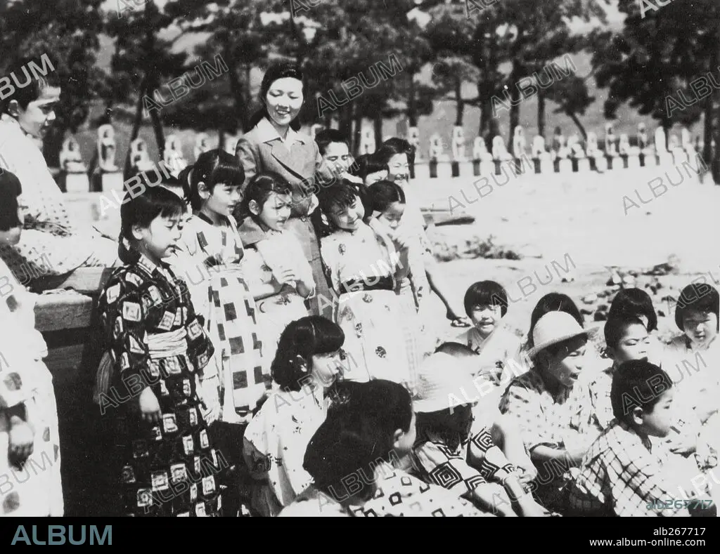 HIDEKO TAKAMINE in TWENTY-FOUR EYES, 1954 (NIJUSHI NO HITOMI
