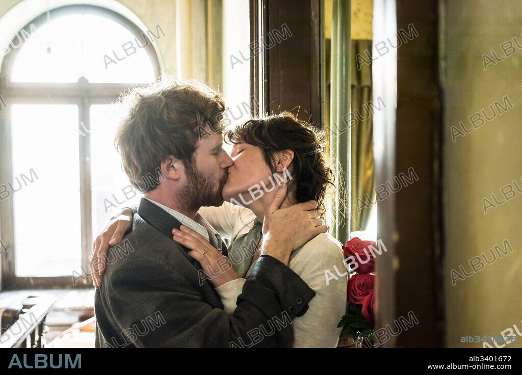 GEMMA ARTERTON and MARK RENDALL in THE HISTORY OF LOVE, 2016, directed by RADU MIHAILEANU. Copyright 2.4.7. Films / Oï Oï Oï Productions / Caramel Film.