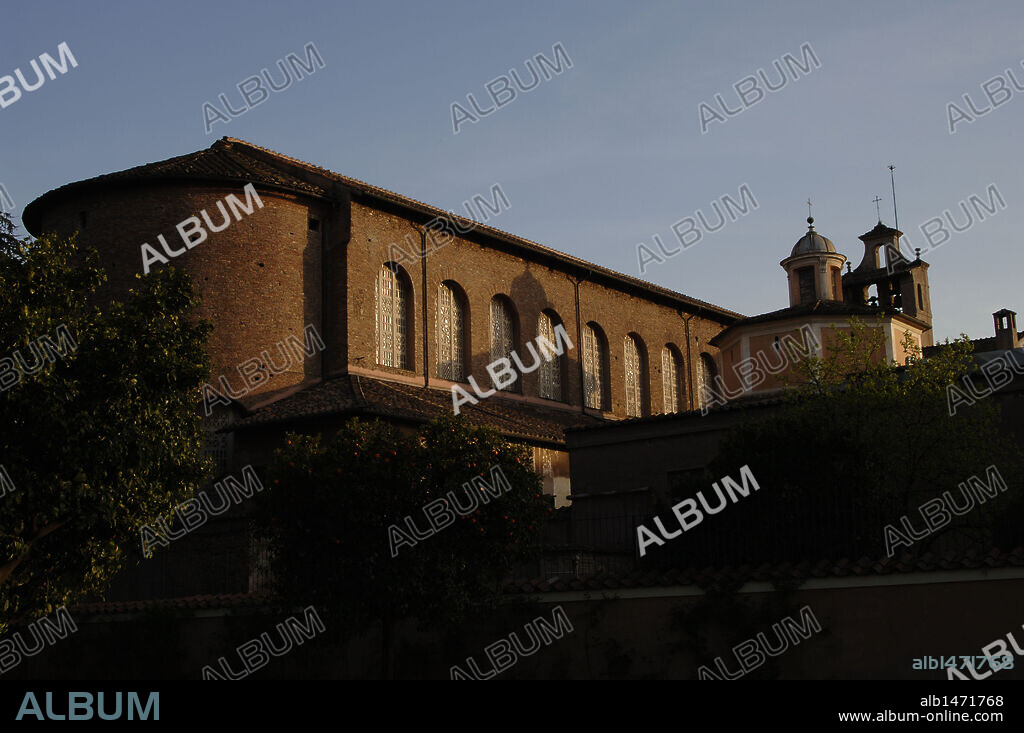 ARTE PALEOCRISTIANO. ITALIA. BASILICA DE SANTA SABINA. Construída por Pedro de Illira entre el 425 y el 432 sobre la casa de una mujer cristiana de nombre Sabina. Vista parcial del exterior, al atardecer. ROMA.