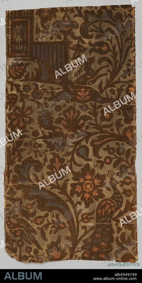 Baan velouté wallpaper, which shows a pattern in brown velouté with red and green fillings on an off-white background. Hunters on horseback, deer and dogs can be seen among flower and leaf vines, anonymous, Netherlands, c. 1700 - c. 1750, wool, linen (material), w 90 cm × l 170 cm.