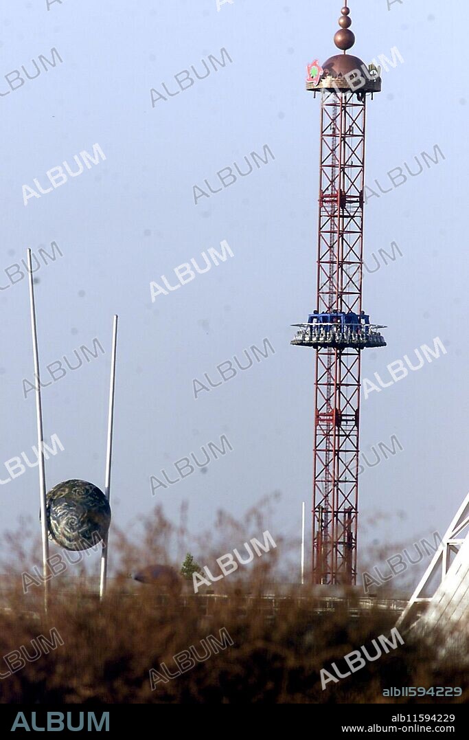 Sevilla, 11/07/2001. Torre de Caída libre en isla Mágica. Nueva Atracción. Foto: J. M. Serrano. Archsev.