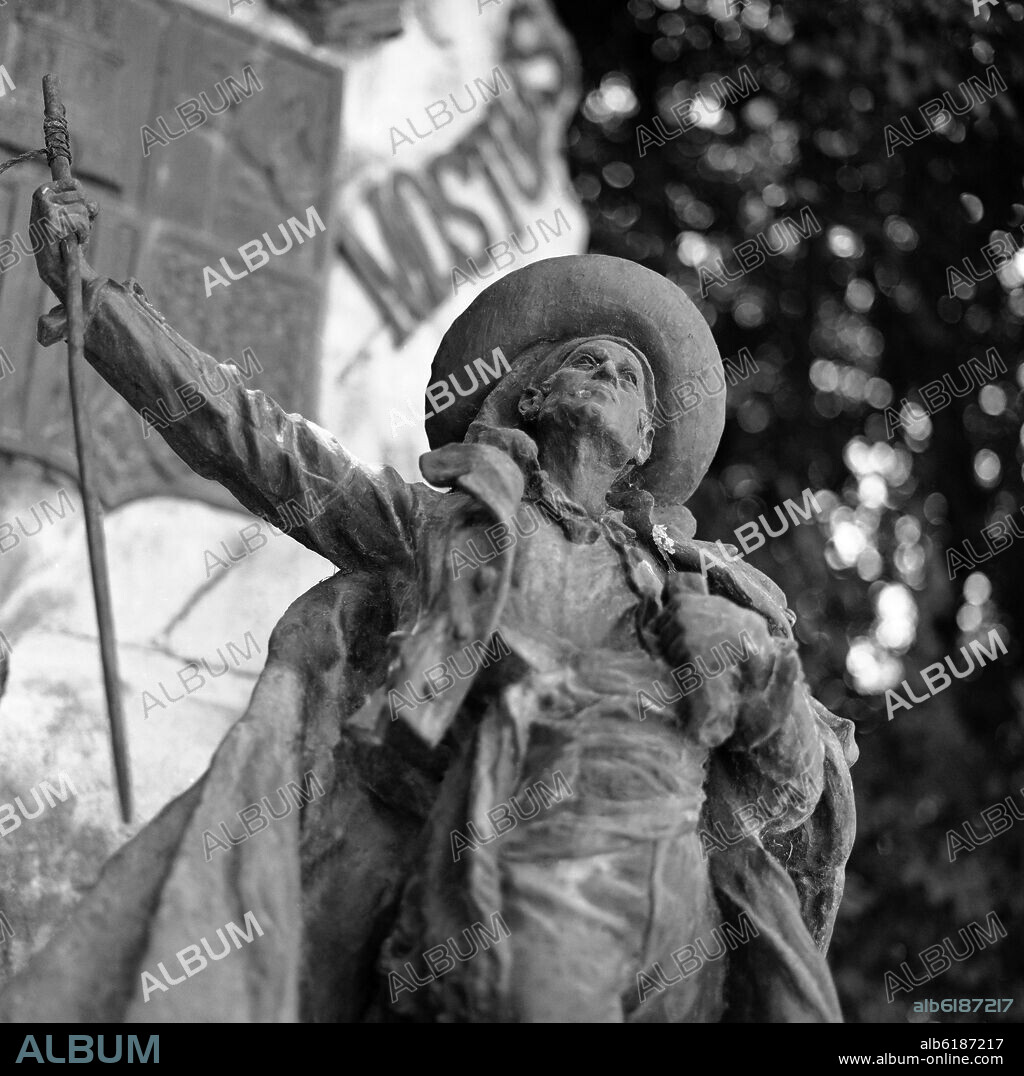 AURELIO CARRETERO. DETALLE DEL MONUMENTO A ANDRES TORREJON ALCALDE DE MOSTOLES PRIMER PUEBLO QUE SE LEVANTO CONTRA LOS FRANCESES - 1908 - B/N - AÑOS 60.