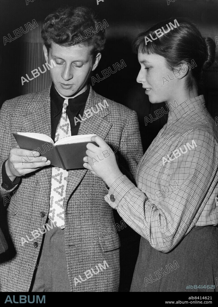 ARKIV SÖDERTÄLJE 19540121. Anders Fischer och Irina Hoffman i Wetterhallska ungdomsgården läser nya dikter författade av medlemmar i den årsgamla föreningen Psyche.. Foto: Folke Hellberg / DN / SCANPIX / Kod: 23 ***SVD OUT ***.
