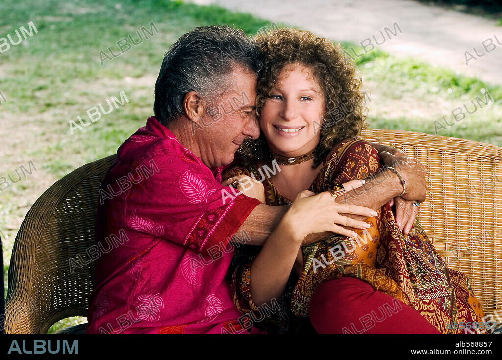 BARBRA STREISAND and DUSTIN HOFFMAN in MEET THE FOCKERS, 2004, directed by JAY ROACH. Copyright DREAMWORKS / BENNETT, TRACY.