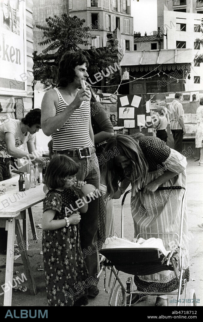 Famille a une fete de quartier place de la Reunion a Paris. Photographie de Jean Pottier en 1974. Credit: Jean Pottier / KHARBINE-TAPABOR.