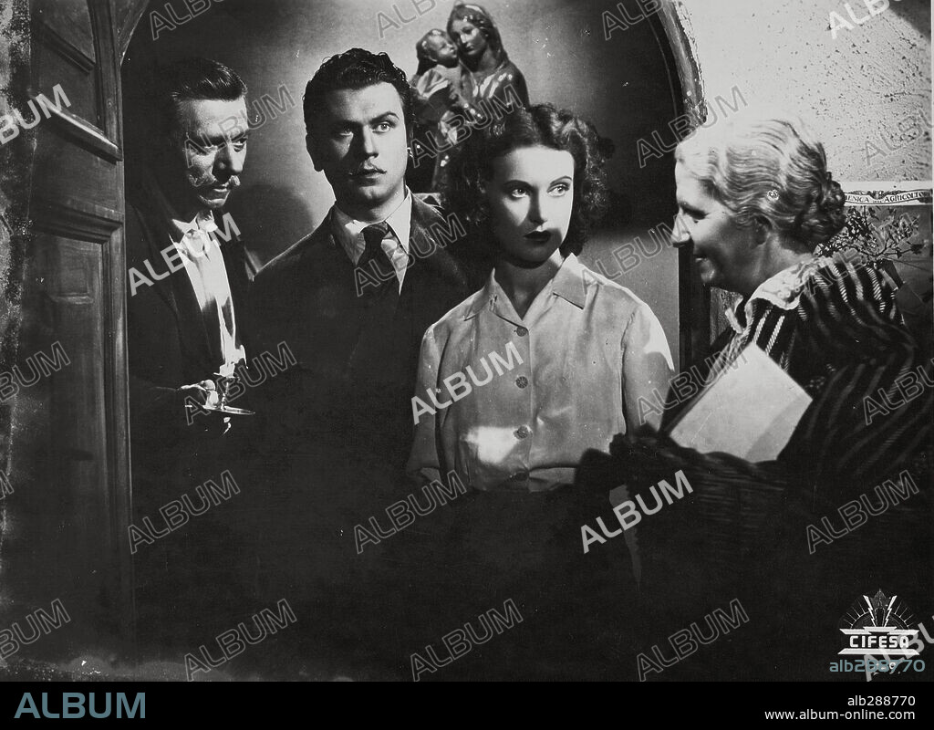 ADRIANA BENETTI, GINO CERVI y GIUDITTA RISSONE en CUATRO PASOS POR LAS NUBES, 1942 (QUATTRO PASSI FRA LE NUVOLE), dirigida por ALESSANDRO BLASETTI. Copyright MINERVA.