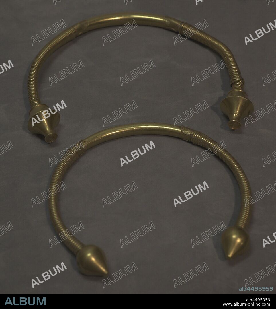 Torques del Castro de San Lourenzo Pastor. Oro. Siglo I a. C. O Pino, provincia de A Coruña. Museo Arqueológico e Histórico (Castillo de San Antón). La Coruña. Galicia. España.