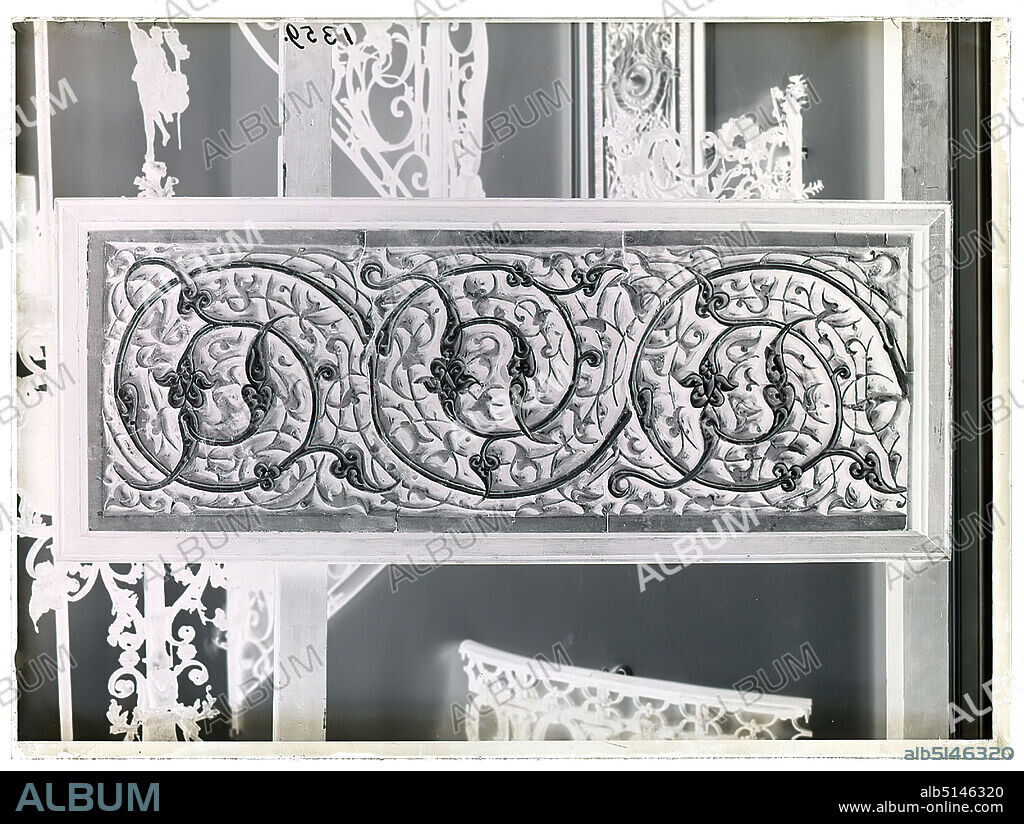 Wilhelm Weimar, tiles from the mausoleum of Buyan Kuli Chan, glass negative, black and white negative process, total: height: 23.8 cm; width: 17.8 cm, numbered: top left : in black ink: 1359, work of applied art (ceramics), tiles, bricks (building materials), tendril ornament, architectural details, ornaments, facade decorations (architecture).