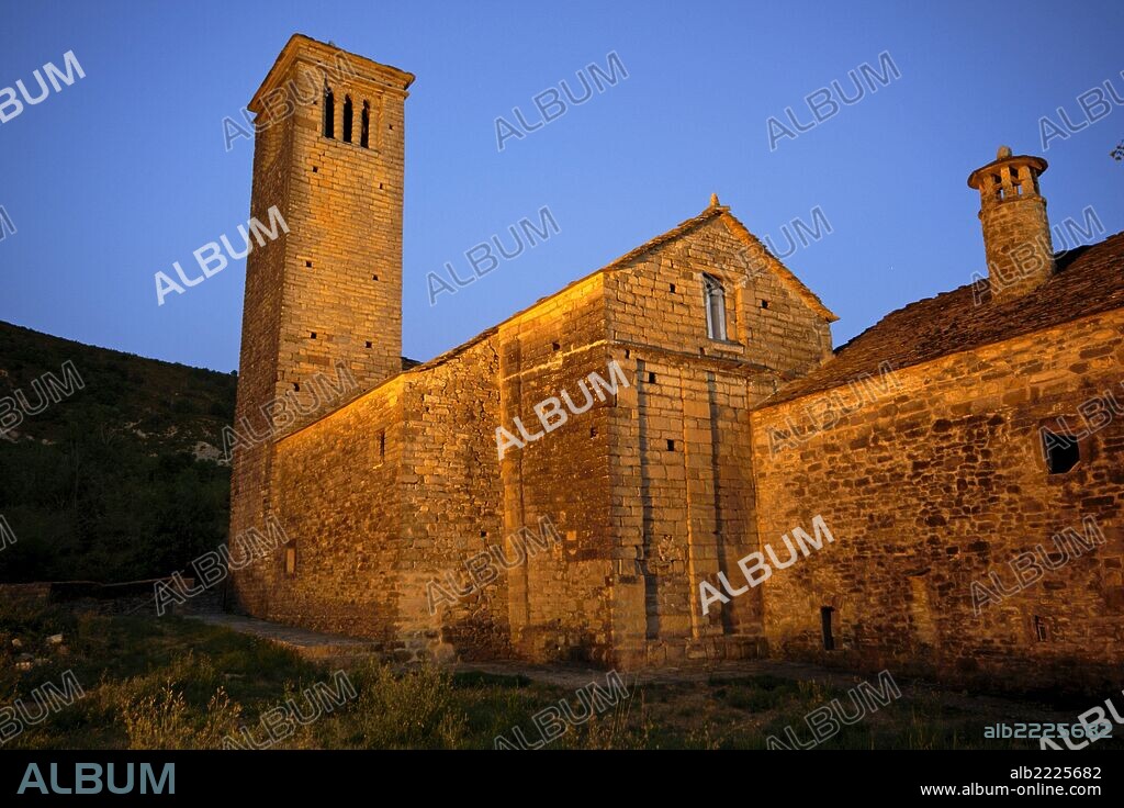 Iglesia romaníca de San Pedro . Lárrede. Serrablo.Huesca.España.