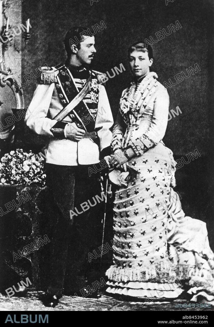1881.. Orig. bildtext... KRONPRINSPARET AV SVERIGE ÅR 1881. Anm. Gustav V, 1858-1950, kung från 1907. Gifte sig med Victoria av Baden 1881. Victoria av Baden, 1862-1930, drottning från 1907. persons: VICTORIA, KRONPRINSESSA AV SVERIGE;GUSTAF, KRONPRINS AV SVERIGE sites: SVERIGE.