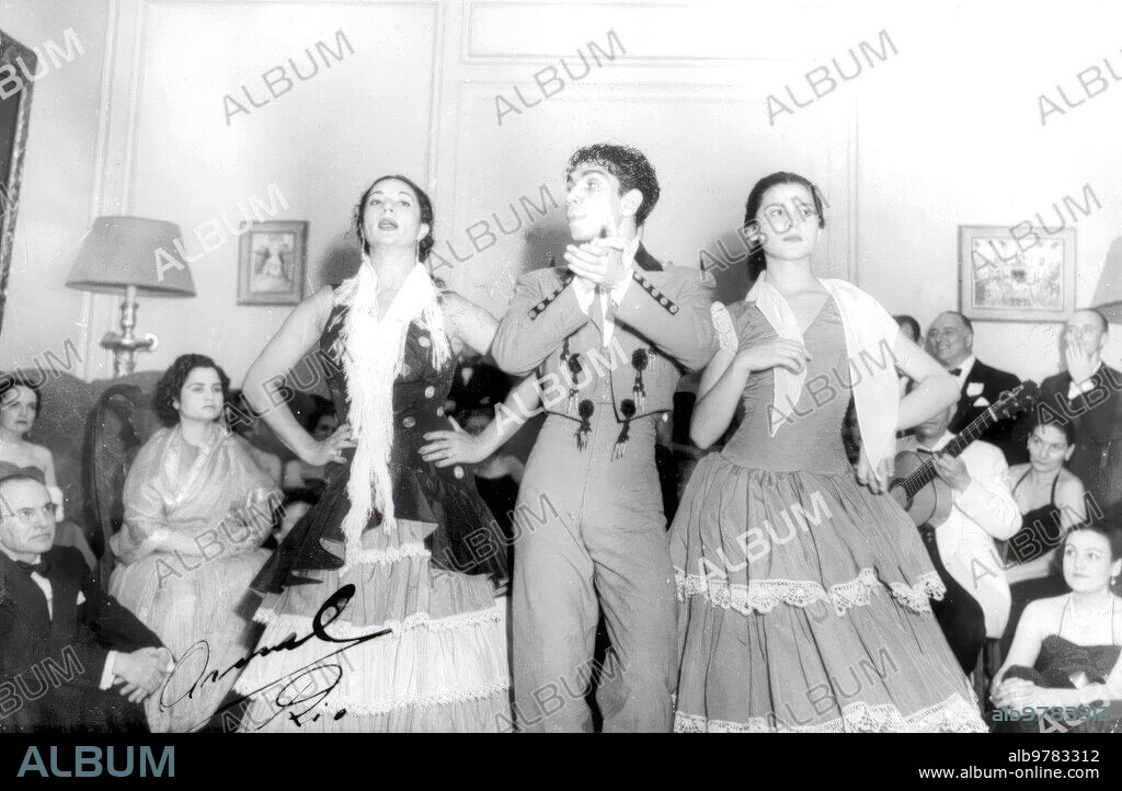El bailarín Faico, Lola Flores y su Hermana Carmen durante una fiesta en la embajada de España, 1952. Foto: Arnal. -fecha Aproximada.