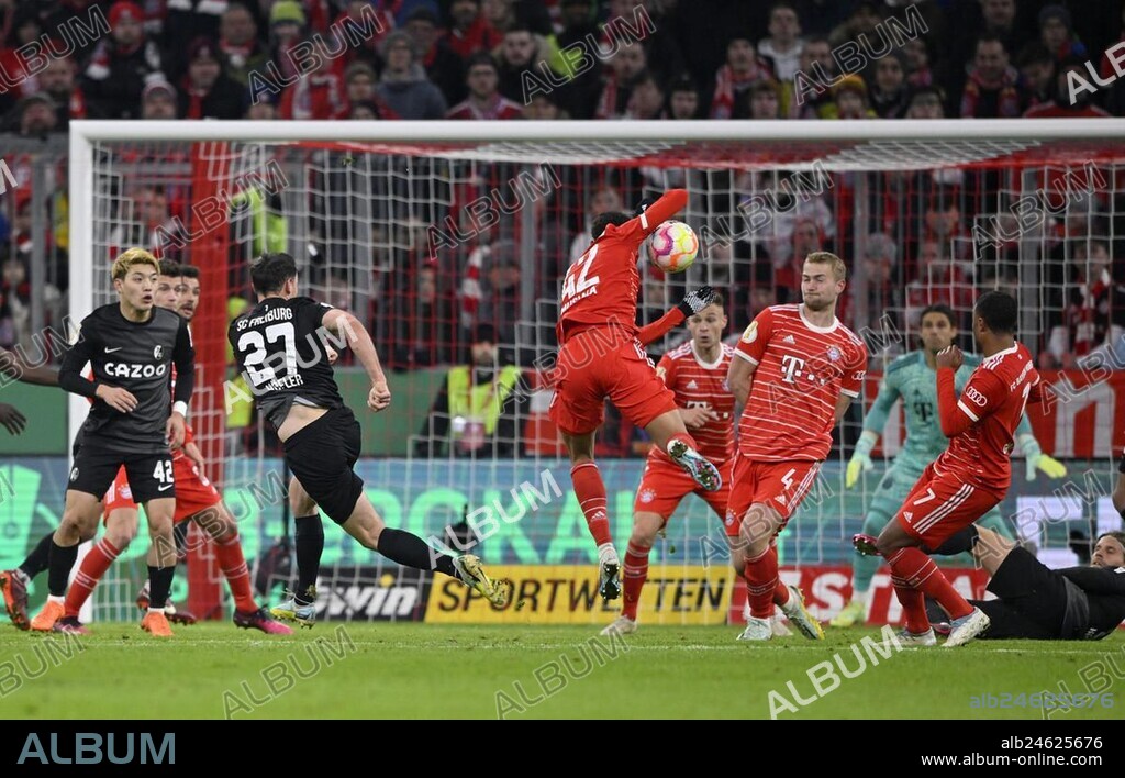 Penalty area scene, goal area scene, handball Jamal Musiala FC Bayern Munich FCB after shot by Nicolas Höfler (27) SC Freiburg SCF, DFB-Pokal, Allianz Arena, Munich, Bavaria, Germany