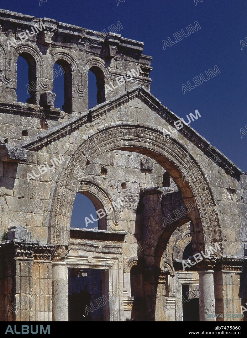 DETALLE DEL ARCO DE LA ENTRADA PRINCIPAL - RUINAS DEL MONASTERIO DE SAN SIMEON - SIGLO V.
