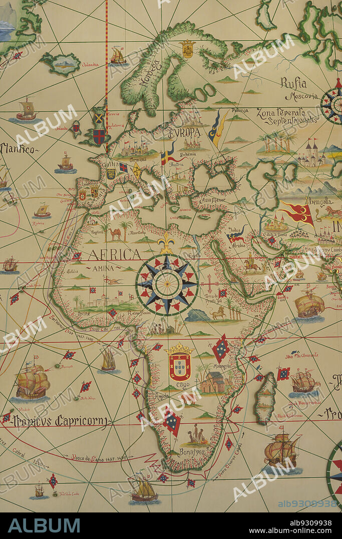 PORTUGAL. WORKSHOPS OF THE MUSEU DE MARINHA. LISBON. Descubrimientos marítimos y exploraciones portuguesas. Siglos XV-XVI. Gran planisferio, realizado por los talleres del Museu de Marinha, similar a las antiguas cartas y mapas de los siglos XV y XVI, mostrando las nuevas tierras, plantas, animales y poblaciones contactadas por los navegantes portugueses. Se encuentra ubicado al final del vestíbulo de entrada. Detalle. Museo de Marina. Lisboa. Portugal.