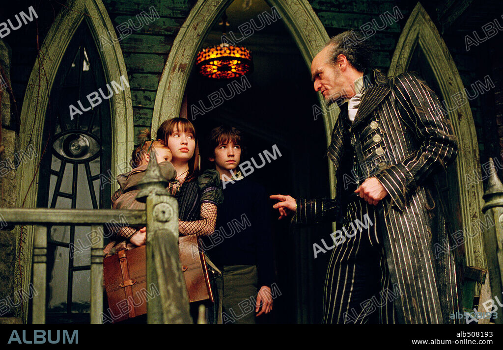 EMILY BROWNING, JIM CARREY, KARA HOFFMAN, LIAM AIKEN and SHELBY HOFFMAN in LEMONY SNICKET'S A SERIES OF UNFORTUNATE EVENTS, 2004, directed by BRAD SILBERLING. Copyright PARAMOUNT PICTURES / DUHAMEL, FRANÇOIS.