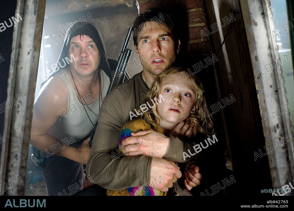 DAKOTA FANNING, TIM ROBBINS y TOM CRUISE en LA GUERRA DE LOS MUNDOS, 2005 (WAR OF THE WORLDS), dirigida por STEVEN SPIELBERG. Copyright PARAMOUNT PICTURES / COOPER, ANDREW.