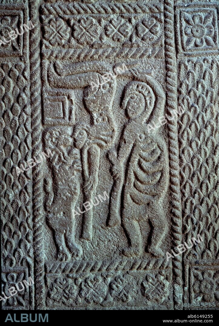 DETALLE DE LA JAMBA DE LA PUERTA DE ENTRADA DE LA IGLESIA DE SAN MIGUEL DE LILLO - ACROBATA Y LEON - SIGLO IX.