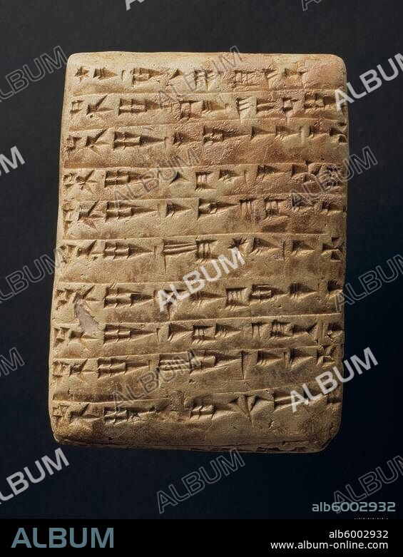 Syrien, Ugarit, späte Bronzezeit, 15./14.Jh.v.Chr. /-Tontäfelchen mit Inschrift in alphabetischer Keilschrift in ugaritischer Sprache.-Ton, Höhe 10 cm, Breite 7,4 cm. Fundort: Ugarit / Ras Schamra (Syrien), Königspalast, Südflügel, 1951. Inv.Nr. 3894 (RS.15.01).
