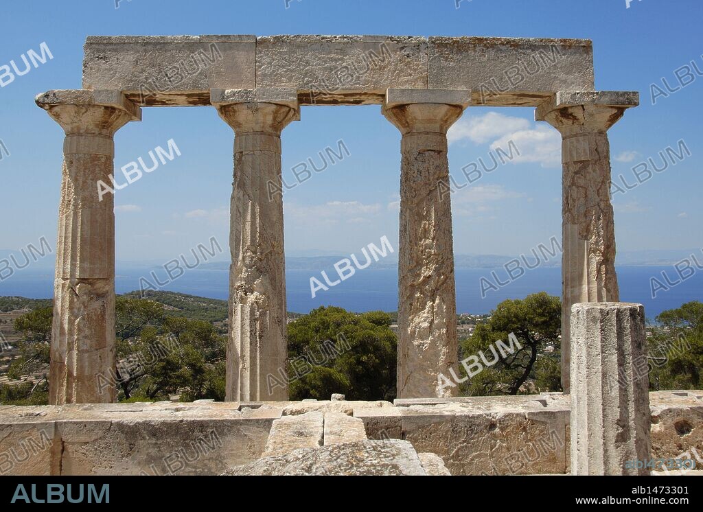 ARTE GRIEGO. GRECIA. TEMPLO DE AFAYA. Edificio dórico, períptero, hexástilo (seis columnas en los frentes y doce en los lados). Fue construido sobre un edificio anterior a comienzos del s. V a. C. con piedra local, caliza de color amarillo recubierta con estuco. Detalle de la COLUMNATA DORICA. ISLA DE EGINA. Islas Sarónicas. Región de Atikí.