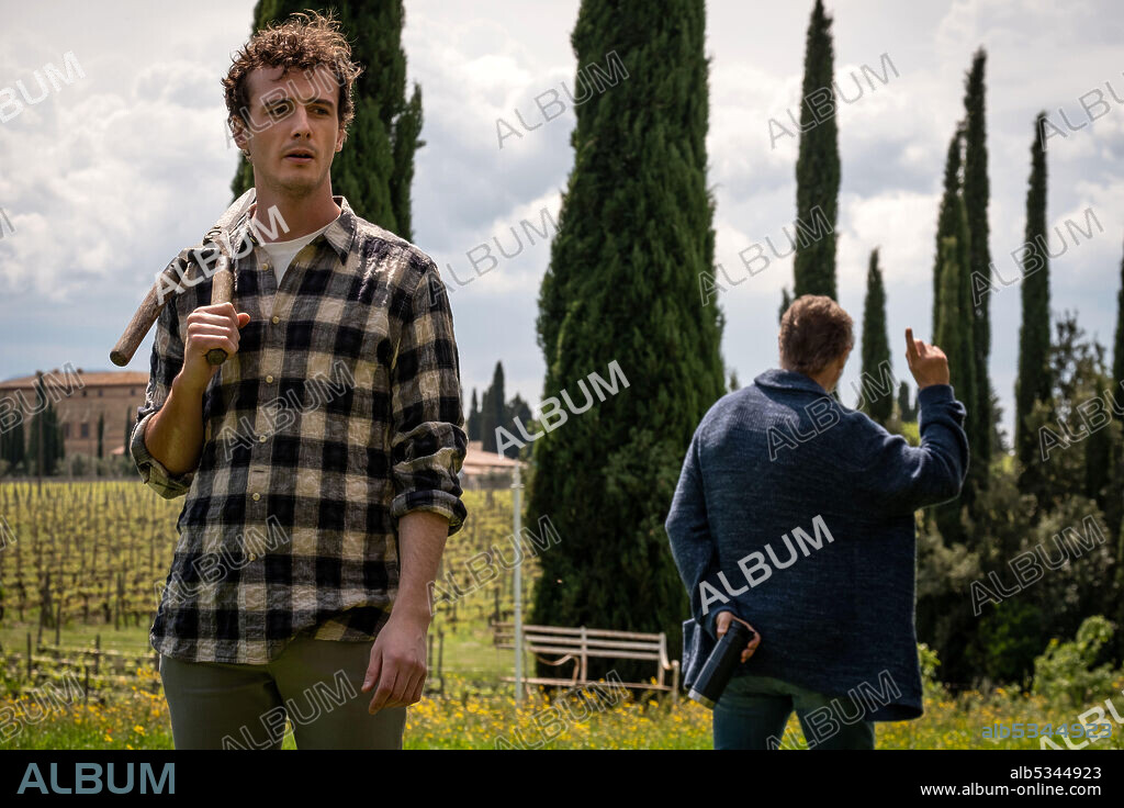 LIAM NEESON y MICHEAL RICHARDSON en UNA VILLA EN LA TOSCANA, 2020 (MADE IN ITALY), dirigida por JAMES D'ARCY. Copyright CrossDay Productions Ltd / Indiana Production.