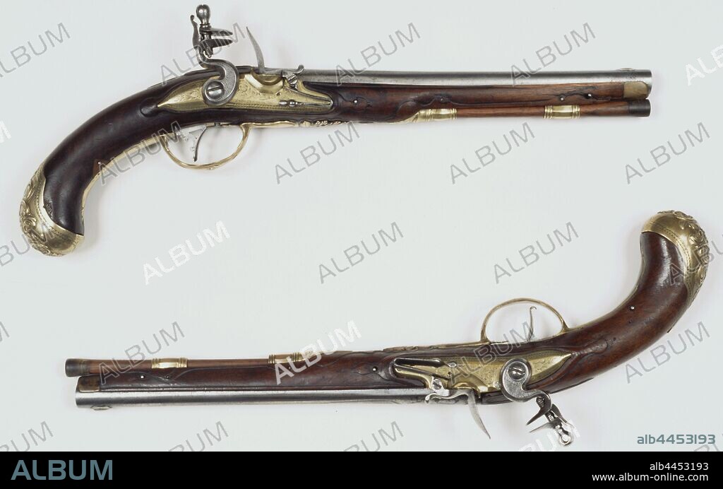 Flint gun, Flint gun with a round, round, embossed iron barrel, the rear part of which is engraved with an ornamental pattern, with a silver visor grain at the end. The drawer is made of wood and has notched patterns on the underside. The lock case is made of bronze in which leaf and flower motifs are engraved, on the underside of the lock case the name 'IL. BEHR. Iron rooster whose rim is decorated, the end of the steel spring is a round head with a point on it. The flask is entirely made of wood, the head of the flask is made of bronze in which the head of a monster is engraved. The other side of the lock plate is covered with bronze in the form of floral motifs. Under the drawer is a wooden loading stick in a copper tube, Netherlands, J.J. Behr, Liège (city), c. 1720 - c. 1740, lade, vizierkorrel, slotplaat, kolfkap, kolf, laadstok, loop, haan, vuurstaal, engraving, l 39 cm l 24.5 cm d 13.8 mm.