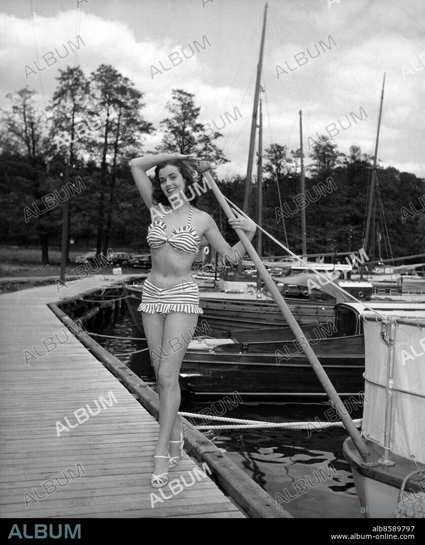 ARKIV 19510612. Kerstin "Kiki" Hakansson, named "Sweden's most beautiful girl", photographed for the contest "Miss World" at the Festival of Britain in London in July 1951. 1951 the beauty contest Miss World was held for the first time and won by Sweden's Kiki Hakansson.. ***. Kerstin "Kicki" Håkansson, korad till "Sveriges vackraste flicka", fotograferad inför tävlingen "Miss World" vid Festival of Britain i London i juli 1951. 1951 hölls skönhetstävlingen Miss World för första gången och vanns av Sveriges Kicki Håkansson.. Foto: Expressen / SCANPIX / Kod: 192. **AFTONBLADET OUT**.