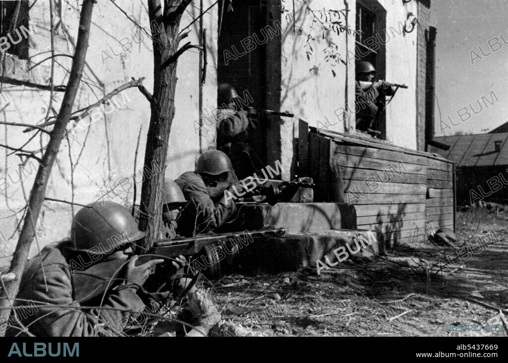 Street fighting on the outskirts of Stalingrad Guardsmen in fighting. November 1, 1942. ;Street fighting on the outskirts of Stalingrad Guardsmen in fighting.
