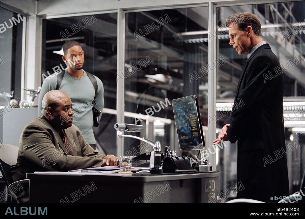 BRUCE GREENWOOD, CHI McBRIDE y WILL SMITH en YO, ROBOT, 2004 (I, ROBOT), dirigida por ALEX PROYAS. Copyright 20TH CENTURY FOX / GERLITZ, AVA V.