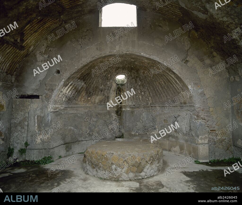 Italy. Herculaneum. Urban baths. The Central Termae. They were built around the beginning of the 1st century AD, and subdivided into sections for men and women. Interior of the male "caldarium", the hot bath with the "podium" circular for the "labrum", large water-filed basin. Campania.