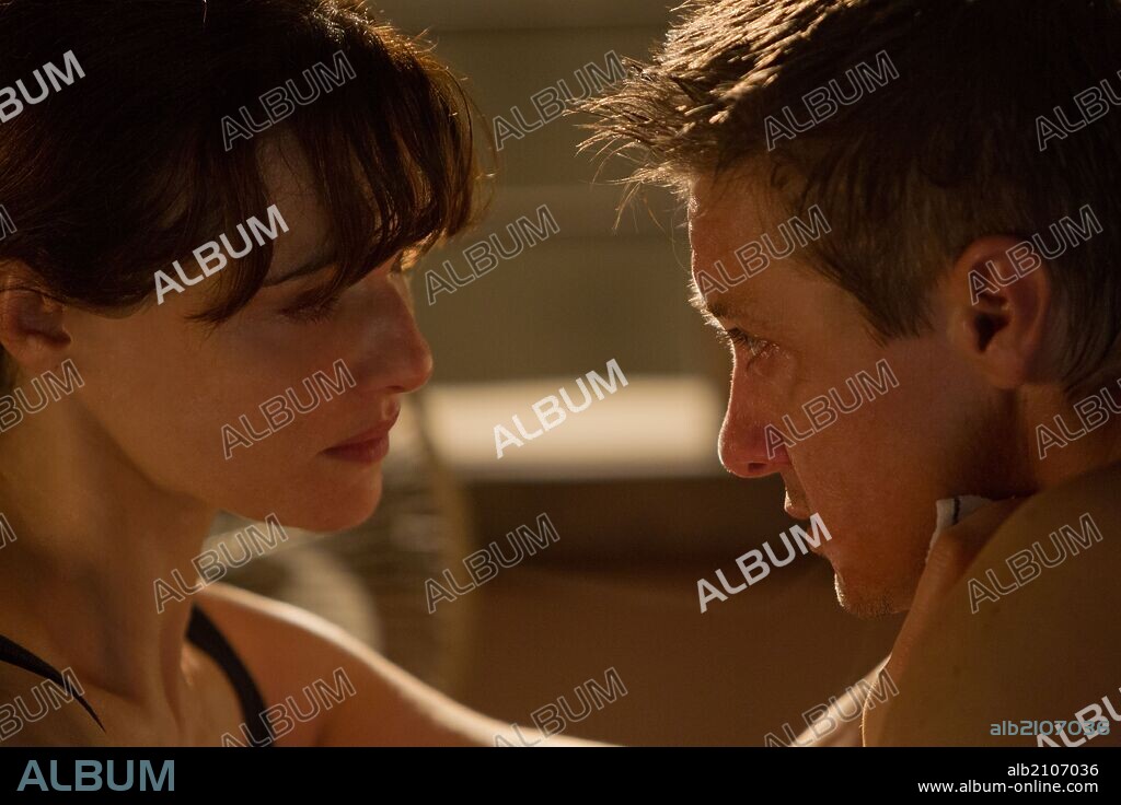 JEREMY RENNER and RACHEL WEISZ in THE BOURNE LEGACY, 2012, directed by TONY GILROY. Copyright UNIVERSAL PICTURES.