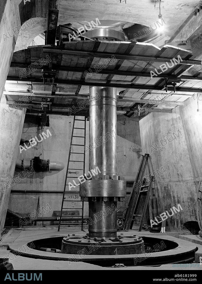 N - FOTOGRAFIA B/N ALTERNADOR DE UNA CENTRAL ELECTRICA DURANTE LA FASE DE MONTAJE 1954 - Nº B/N 9575.