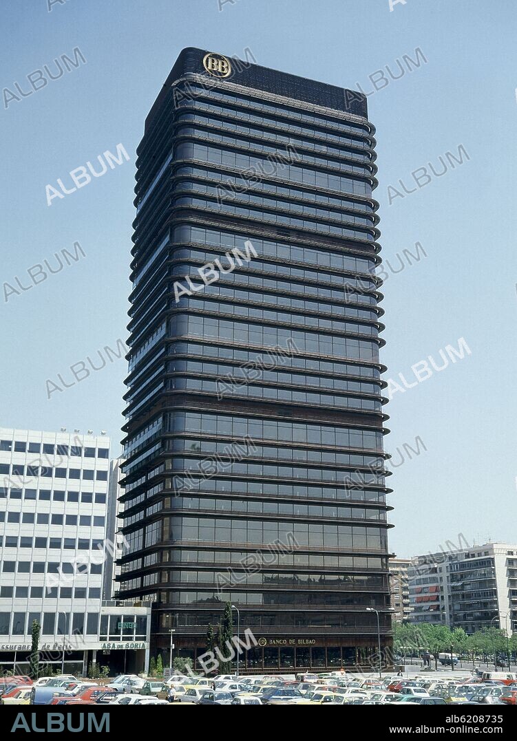 FRANCISCO JAVIER SÁENZ DE OIZA. EDIFICIO BANCO BILBAO EN AZCA.