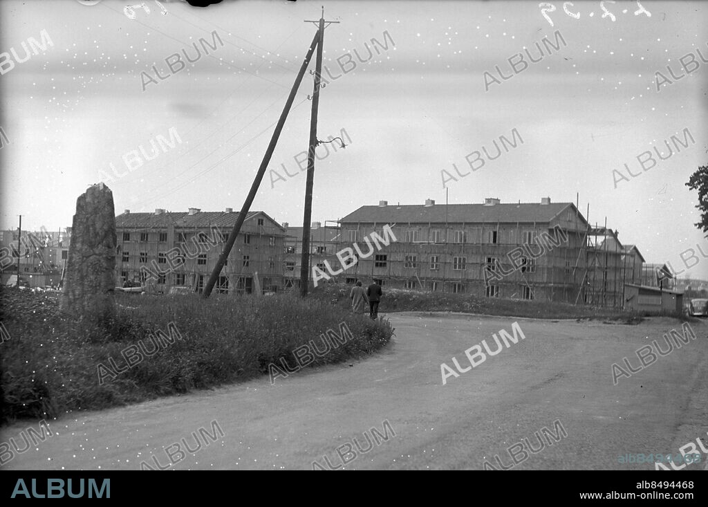 GÖTEBORG 1939-07-07.. Nybyggnation - bostäder vid bautasten troligen vid Lundby nya kyrka och då hör husen till Bautastensgatan. *** Local Caption *** GT Låda: Krep 2009-04 Foto: Kamerareportage / TT / Kod: 2524.