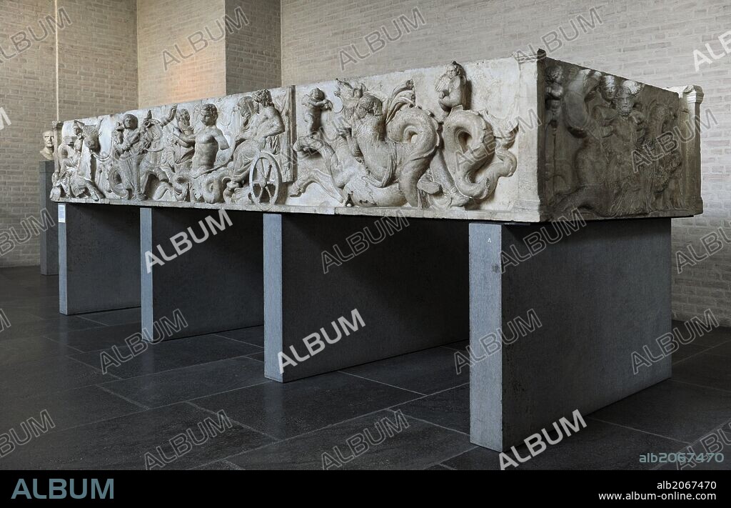 ARTE ROMANO. ITALIA. ALTAR DE DOMICIO. la gran base representa, en tres de sus lados la boda de Posesidon y Anfítrete, rodeados de sirenas, monstruos marinos y erotes (alrededor de 150 aC). Glyptothek. Munich. Alemania. Europa.