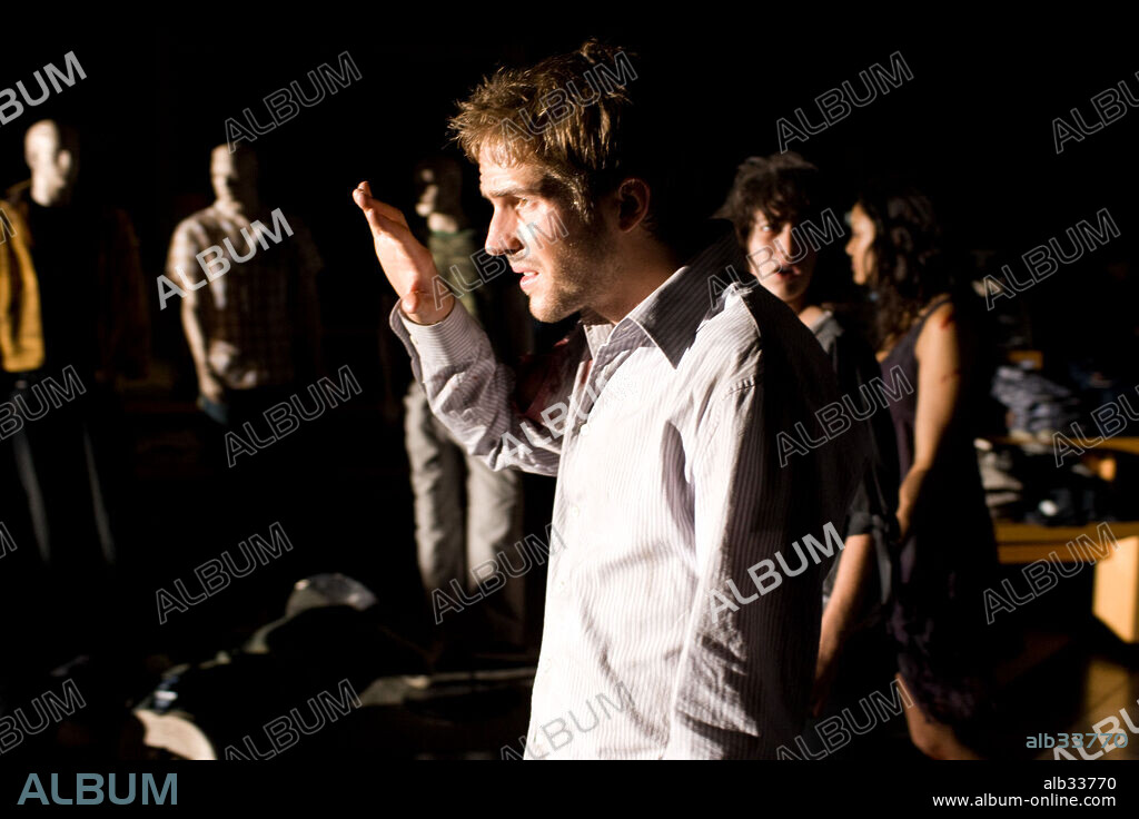 LIZZY CAPLAN and MICHAEL STAHL-DAVID in CLOVERFIELD, 2008, directed by MATT REEVES. Copyright BAD ROBOT/PARAMOUNT PICTURES / EMERSON, SAM.